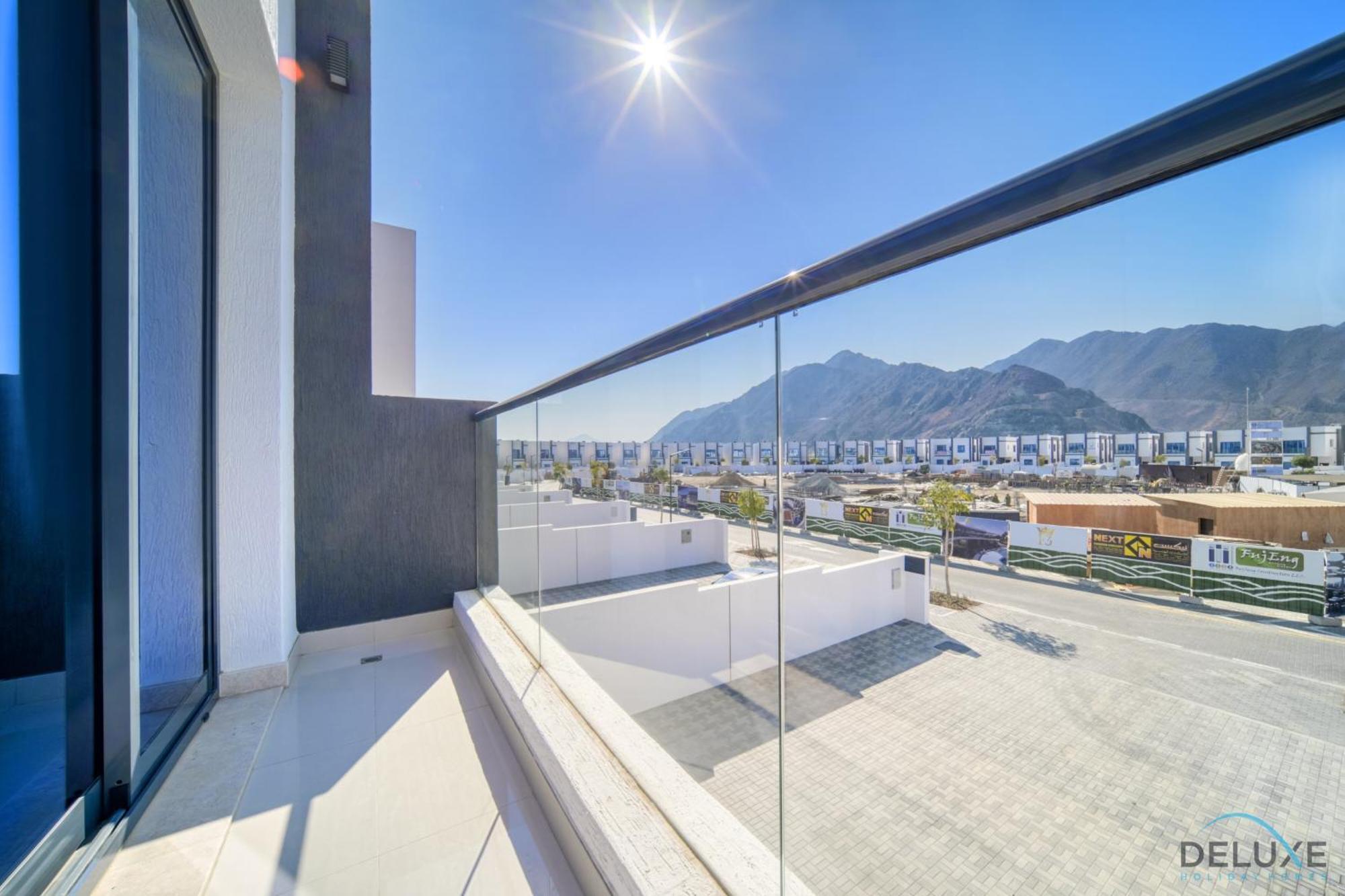 Deal, Classy 4br With Pool & Ocean Views By Deluxe Homes * Fujairah