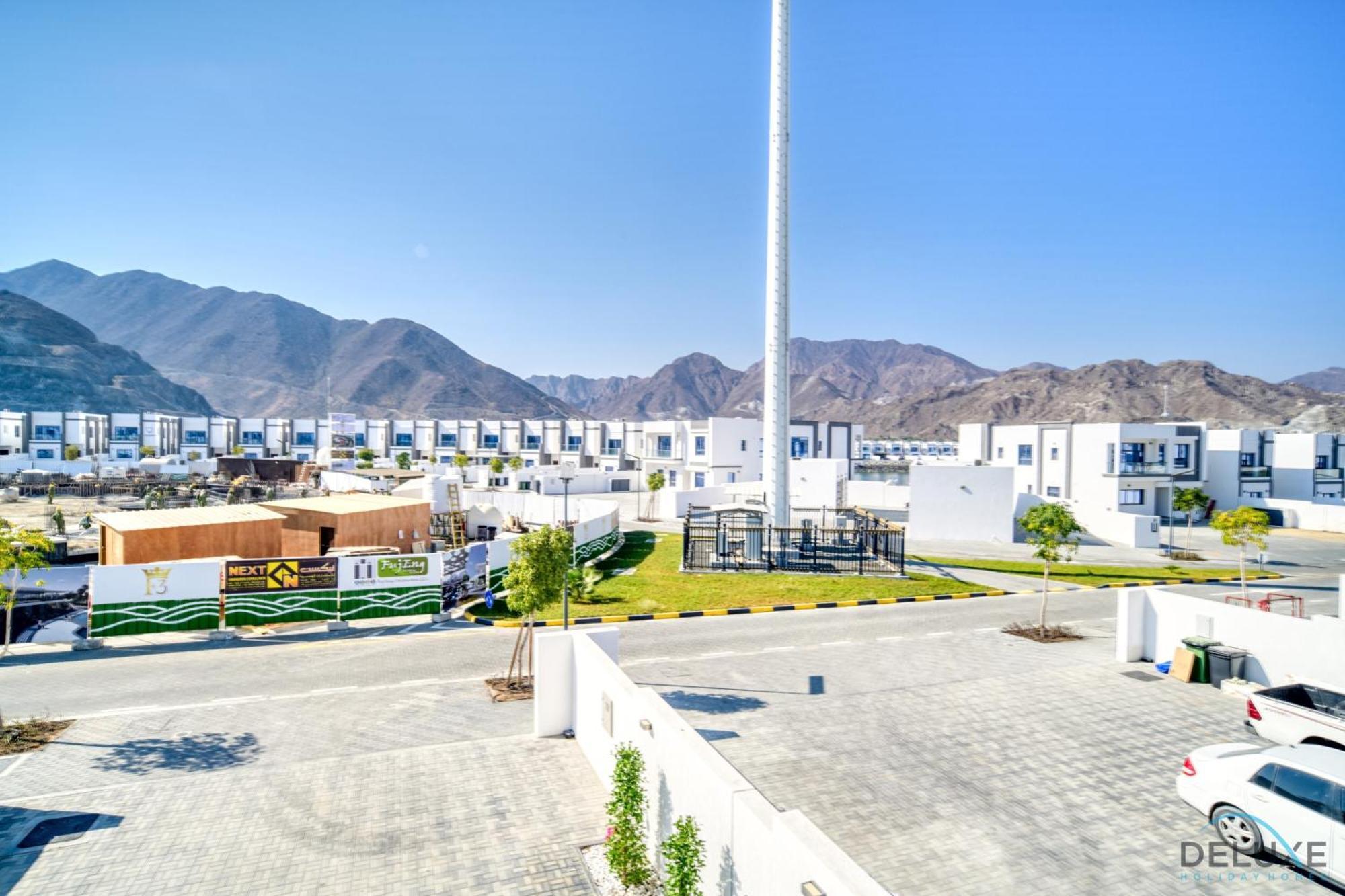 Deal, Classy 4br With Pool & Ocean Views By Deluxe Homes Fujairah